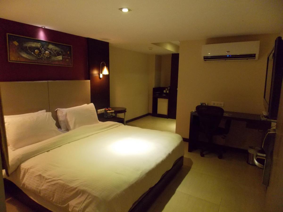 Hotel Lords Plaza Surat Exterior foto