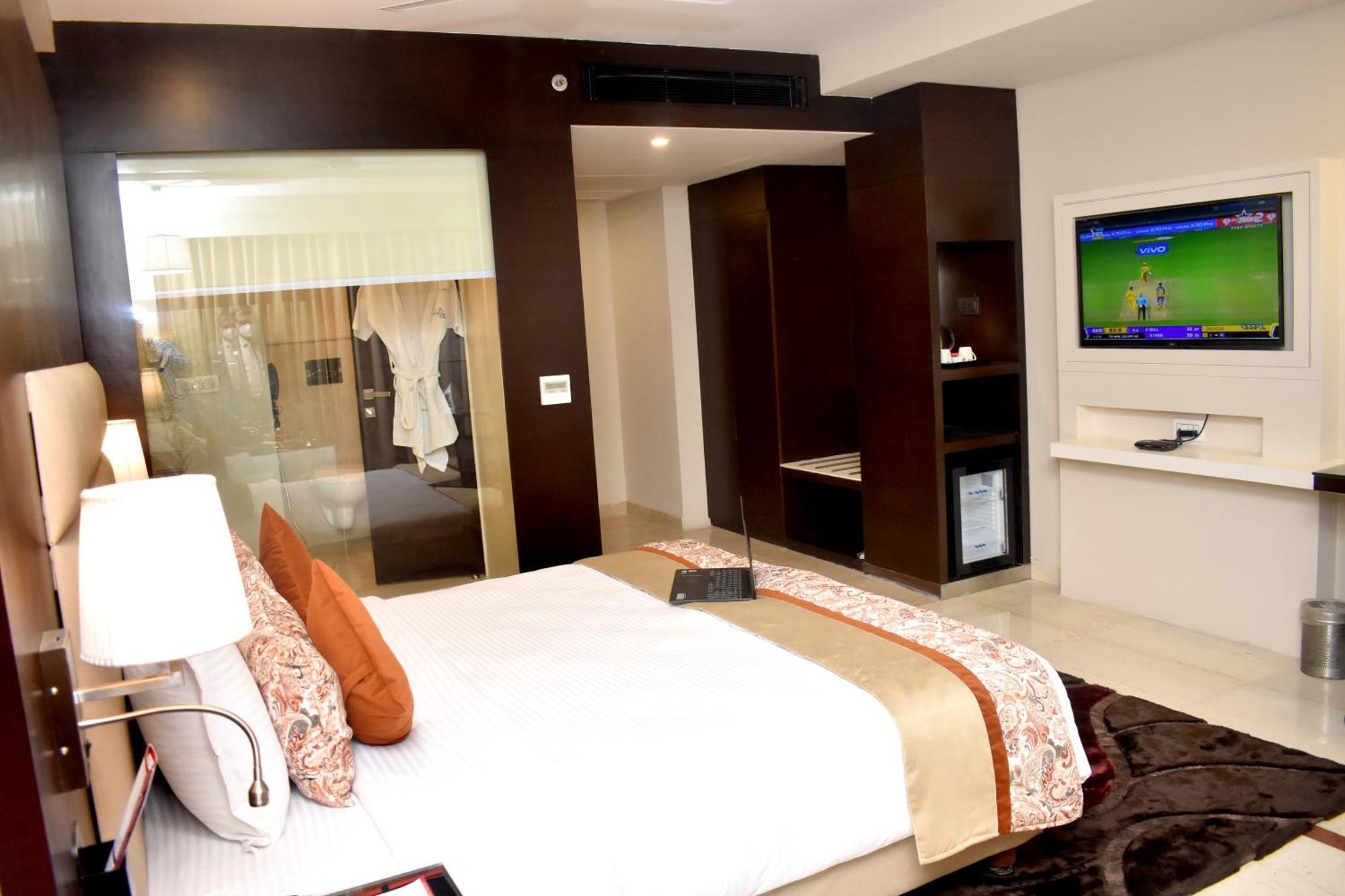Hotel Lords Plaza Surat Exterior foto