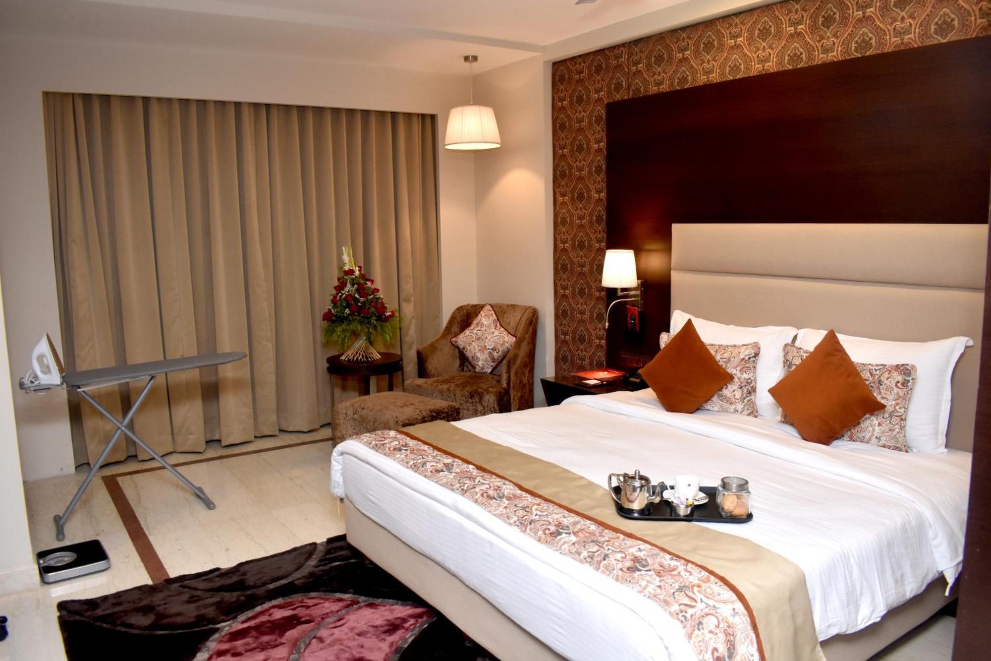 Hotel Lords Plaza Surat Exterior foto