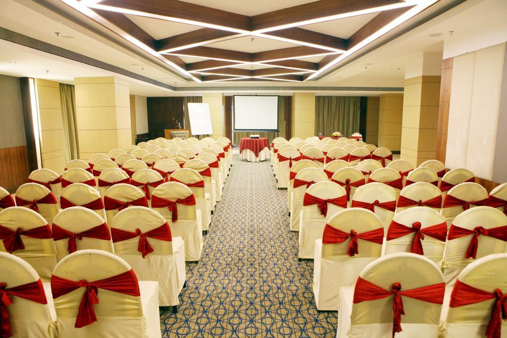 Hotel Lords Plaza Surat Exterior foto